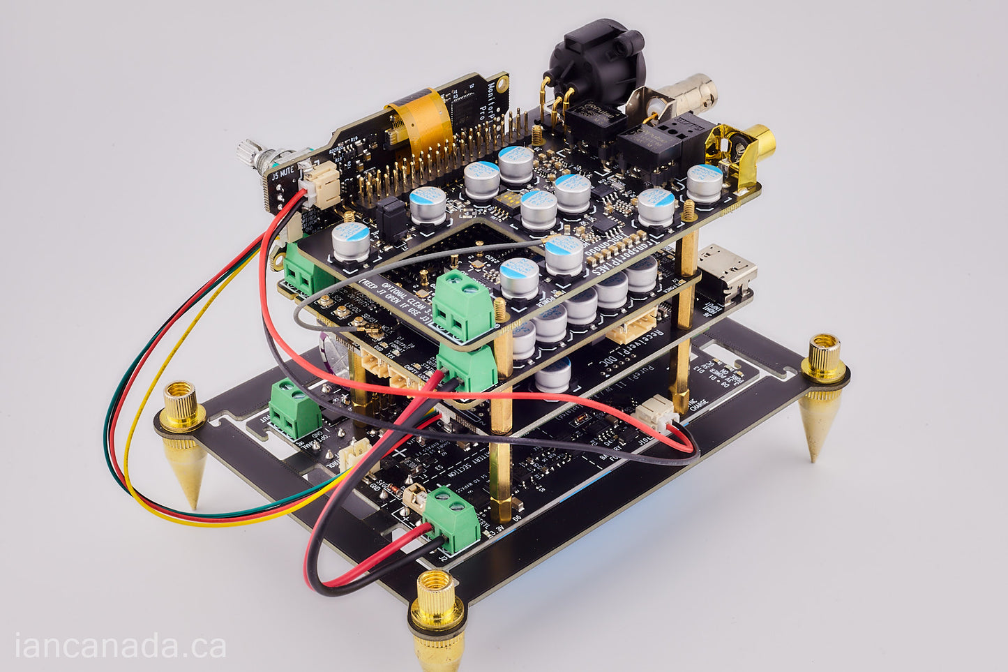 Flagship compact size FIFO Re-clock Streamer KITs with Ultracapacitor\Battery hybrid PSUs